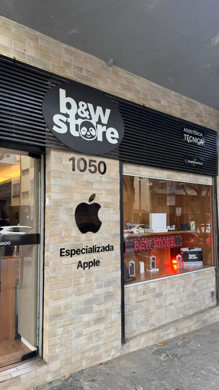 Fachada da B&W Store na Rua Alagoas, 1050, com o letreiro da loja